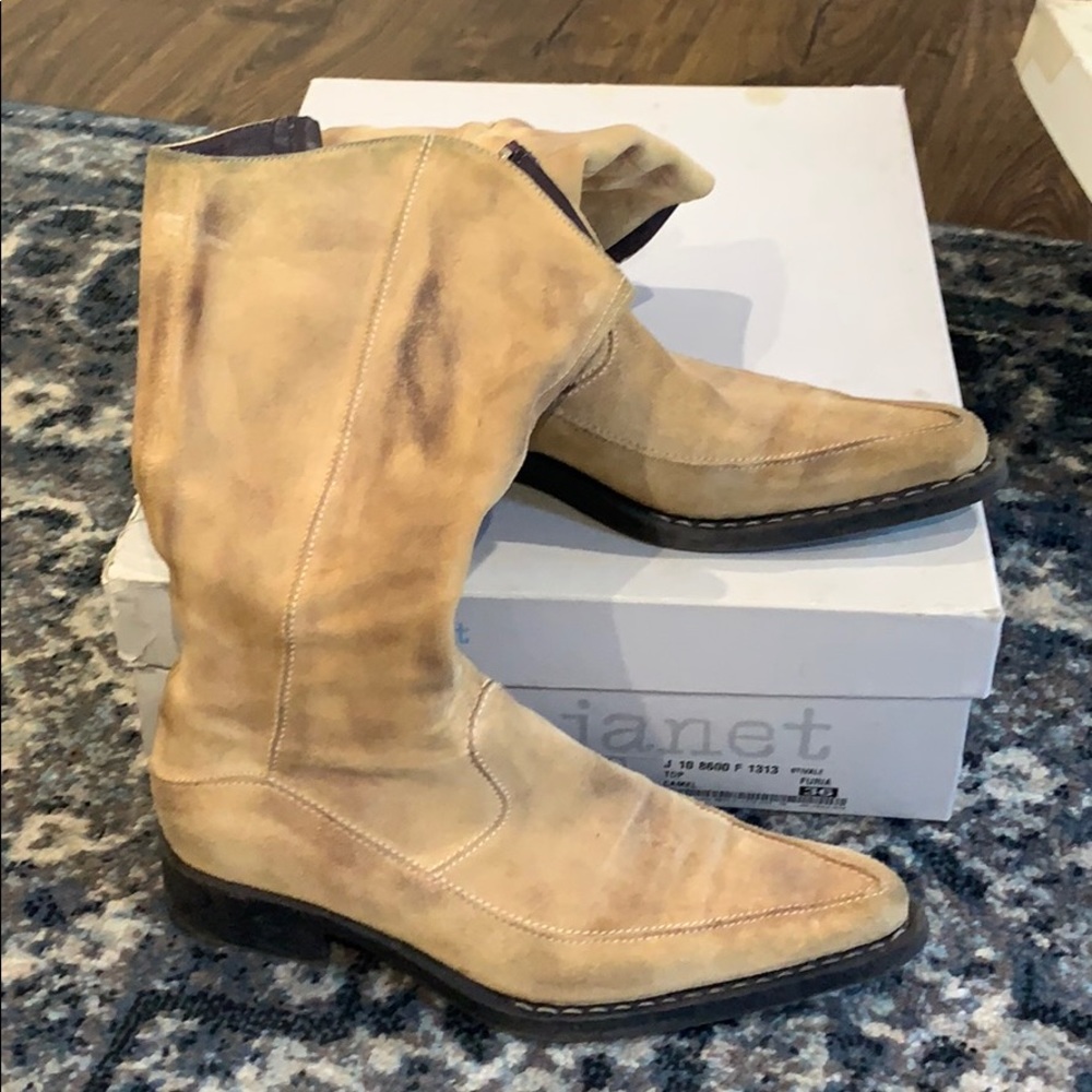 Women’s suede boot